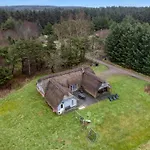 Сasa de vacaciones Large With Pool, And Sauna, 1500 Meters From The North Sea