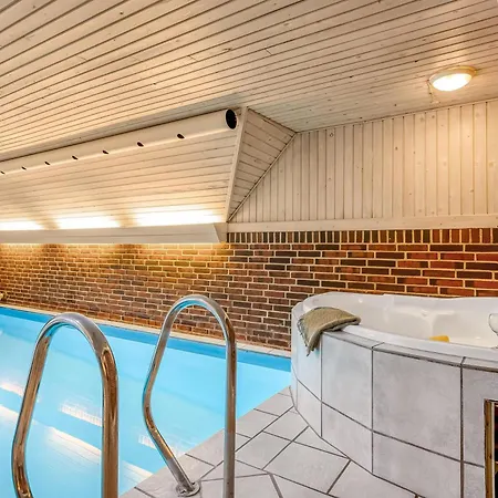 Large With Pool, And Sauna, 1500 Meters From The North Sea בית נופש
